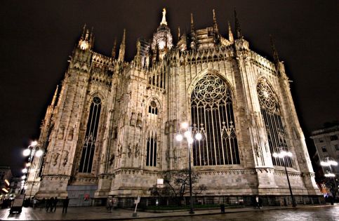 Коледно настроение в Милано - самолетна програма на български език!