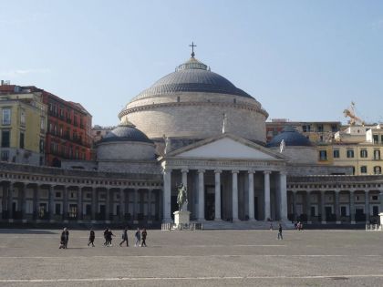 Свети Валентин в Неапол със самолет